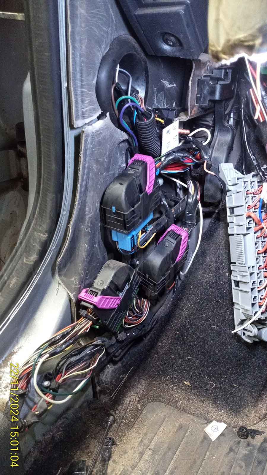 Opel Meriva 2008: разбор салона, разъёмы кик-панели