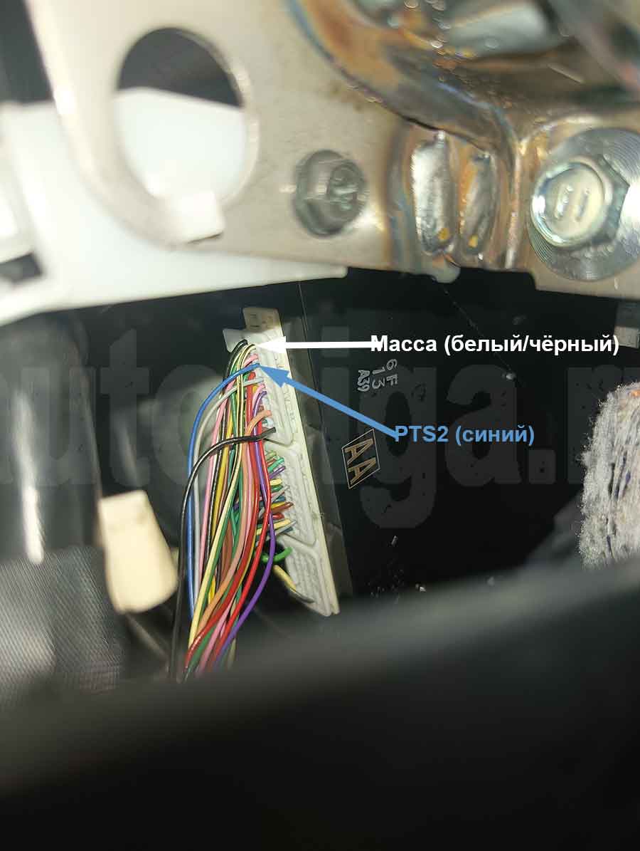 Toyota Corolla 2022 – верхний разъём блока keyless с подключением массы и провода PTS2