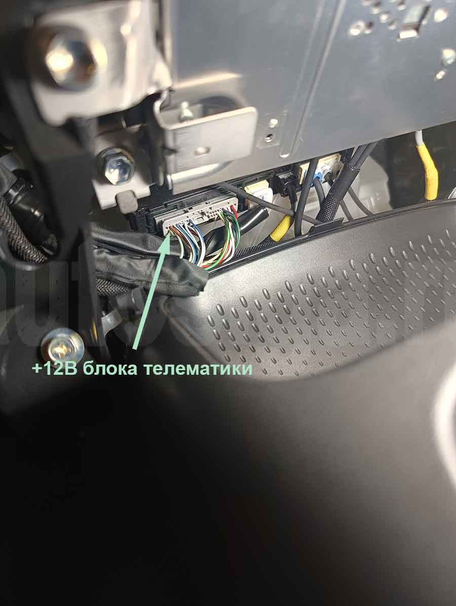Toyota Corolla 2022 – разъём блока телематики под автомагнитолой с проводом питания для разрыва на время автозапуска