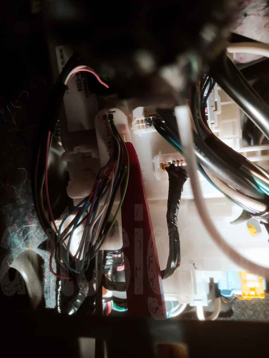 Тойота Ярис Седан 2023: двери Подключение к концевикам дверей на Toyota Yaris Sedan 2023