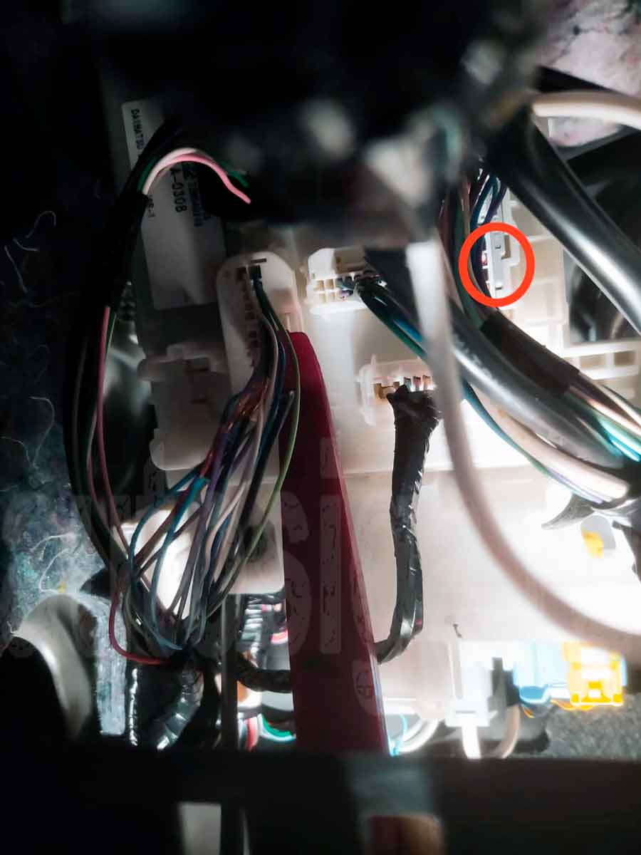 Тойота Ярис Седан 2023: капот Подключение к концевику капота на Toyota Yaris Sedan 2023