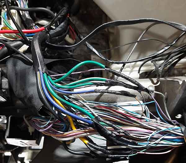 Toyota Vitz 2013 подключения под панелью Точки подключения автосигнализации на Toyota Vitz 2013 под панелью